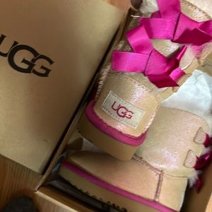 Baby girl uggs with bows in the back
